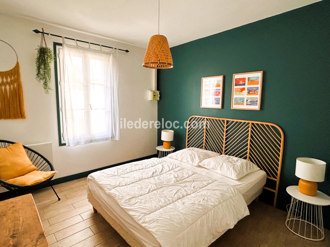 Photo 11 : CHAMBRE d'une maison située à La Couarde-sur-mer, île de Ré.