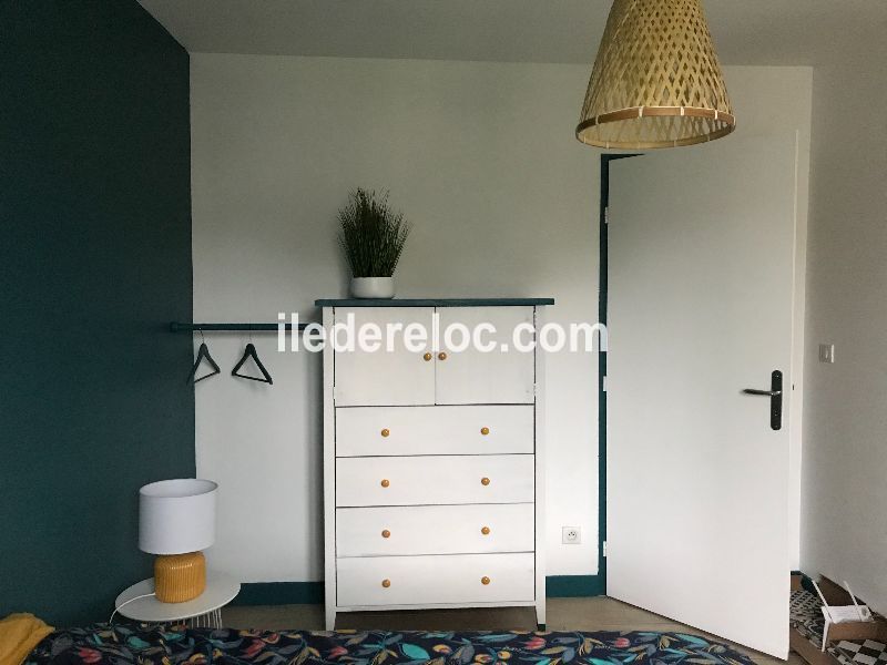 Photo 12 : CHAMBRE d'une maison située à La Couarde-sur-mer, île de Ré.