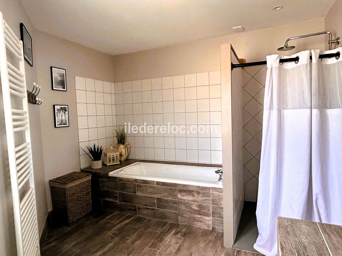 Photo 14 : SALLEDEBAIN d'une maison située à La Couarde-sur-mer, île de Ré.