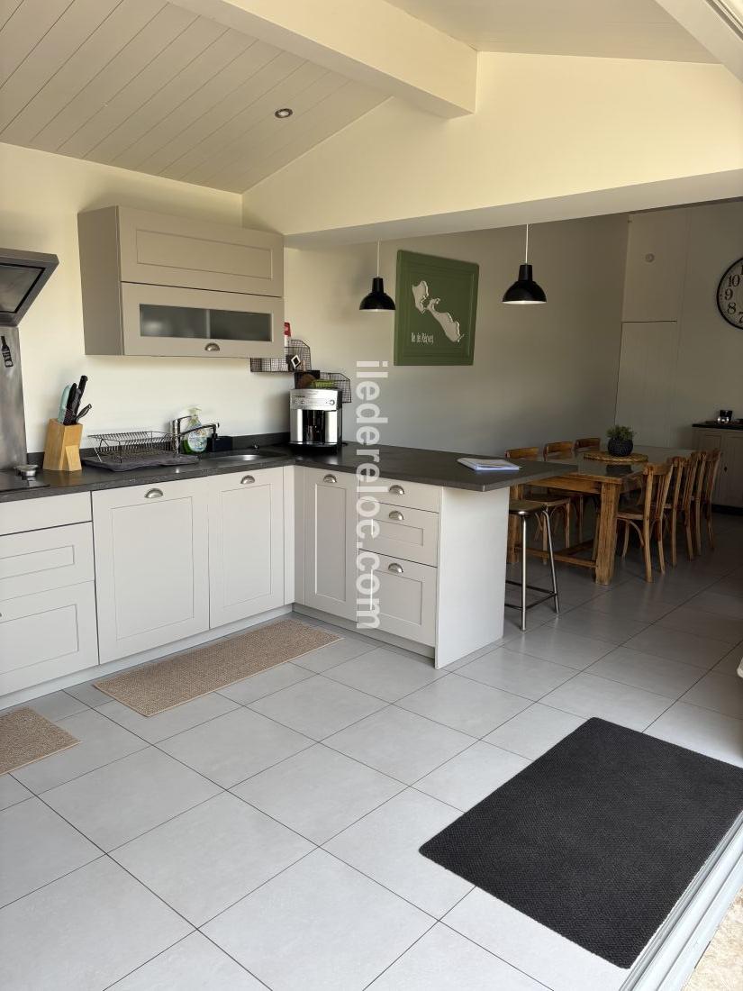 Photo 14 : CUISINE d'une maison située à Sainte-Marie-de-Ré, île de Ré.