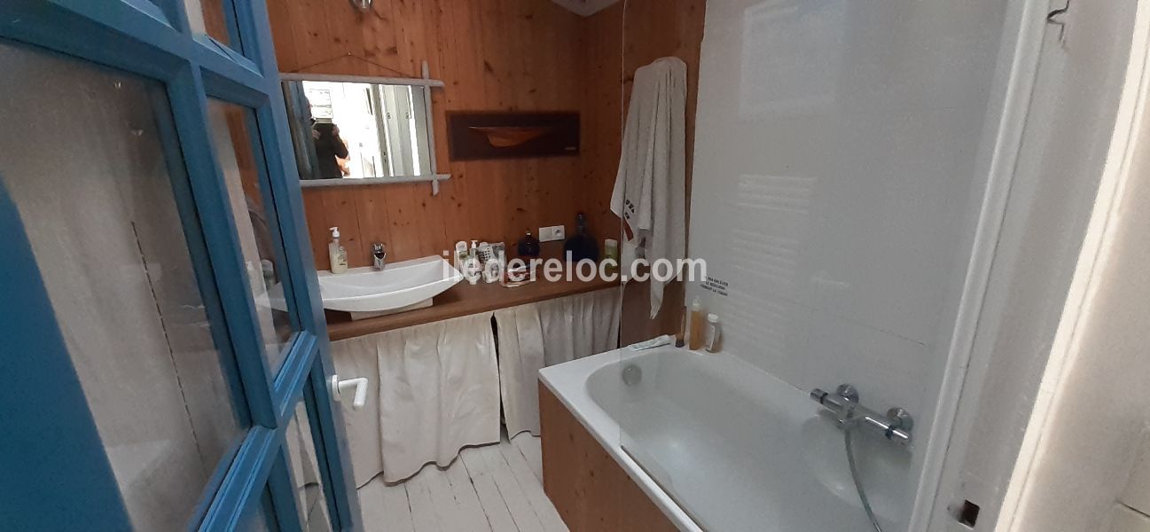 Photo 14 : SALLEDEBAIN d'une maison située à Saint-Clément-des-Baleines, île de Ré.