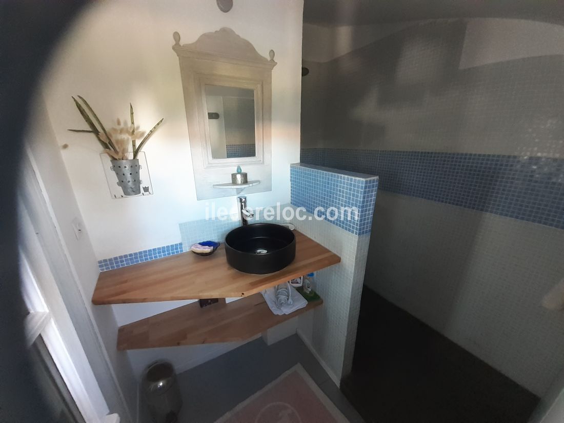 Photo 17 : SALLEDEBAIN d'une maison située à Saint-Clément-des-Baleines, île de Ré.