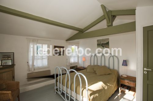 Photo 11 : CHAMBRE d'une maison située à Saint-Clément-des-Baleines, île de Ré.