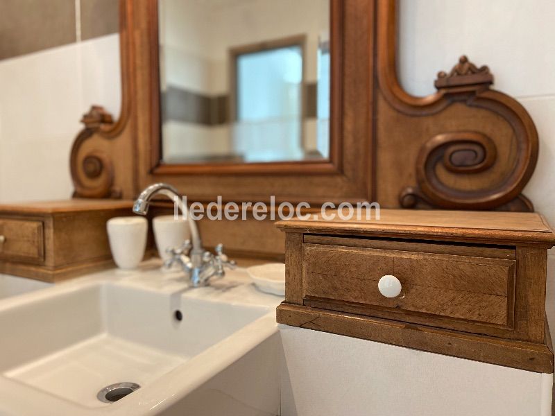 Photo 16 : SALLEDEBAIN d'une maison située à La Couarde-sur-mer, île de Ré.