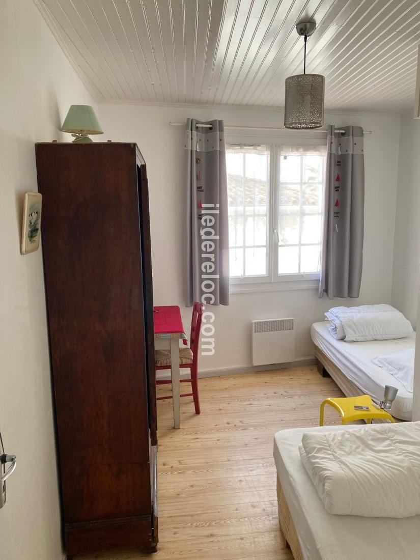 Photo 10 : CHAMBRE d'une maison située à Sainte-Marie-de-Ré, île de Ré.