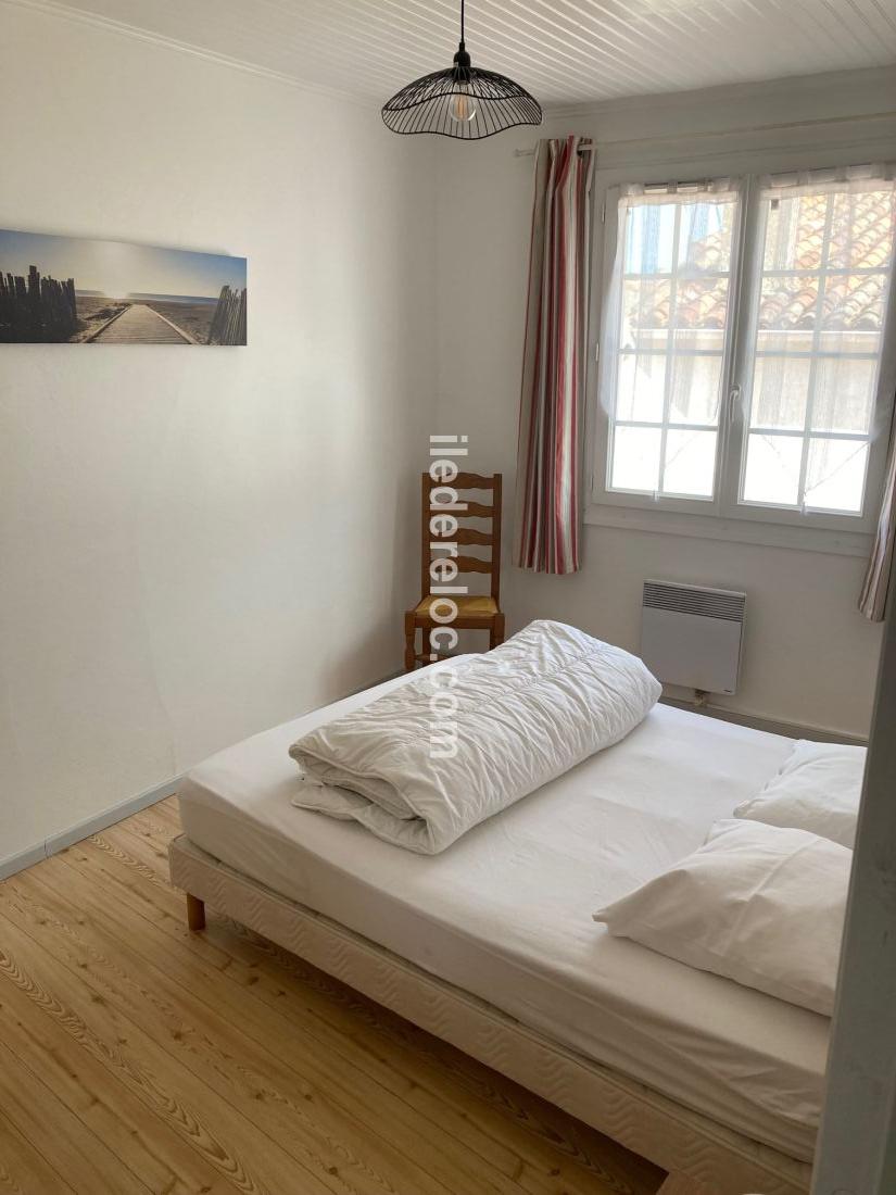 Photo 9 : CHAMBRE d'une maison située à Sainte-Marie-de-Ré, île de Ré.