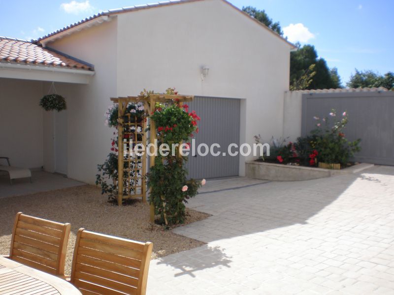 Photo 2 : EXTERIEUR d'une maison située à La Flotte-en-Ré, île de Ré.