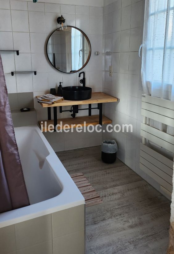 Photo 8 : SALLEDEBAIN d'une maison située à Rivedoux-Plage, île de Ré.