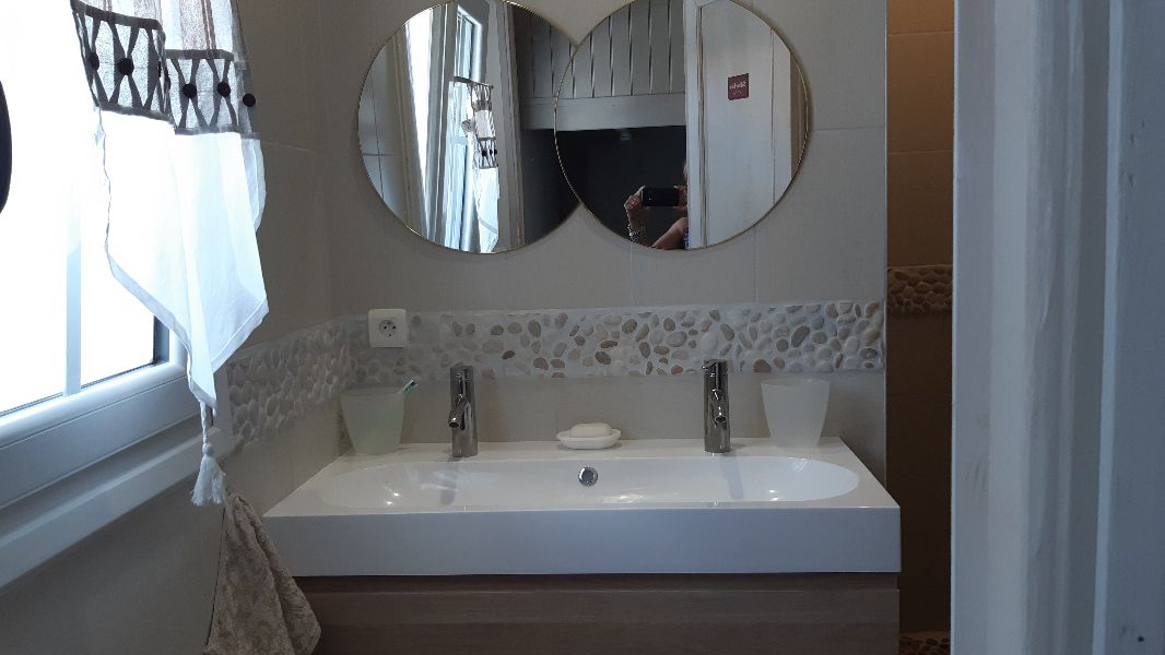 Photo 34 : SALLEDEBAIN d'une maison située à La Flotte, île de Ré.