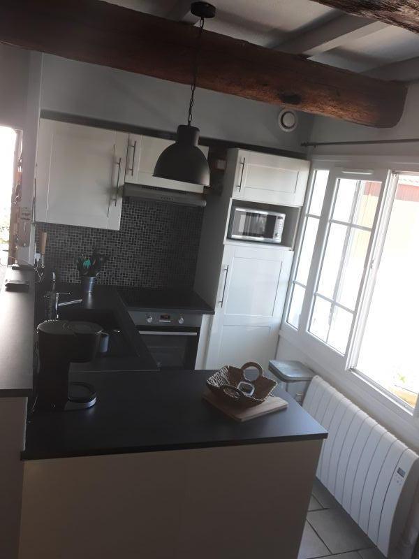 Photo 19 : CUISINE d'une maison située à La Flotte, île de Ré.