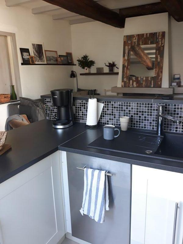 Photo 21 : CUISINE d'une maison située à La Flotte, île de Ré.
