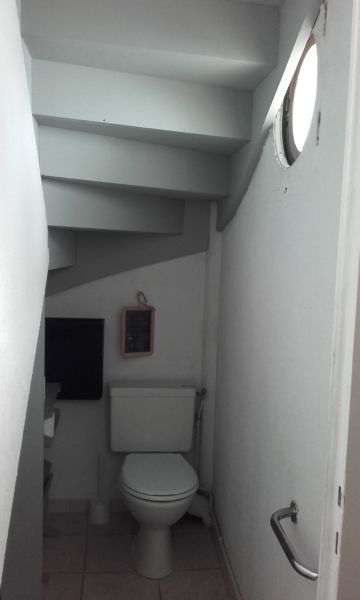 Photo 11 : WC d'une maison située à La Flotte-en-Ré, île de Ré.