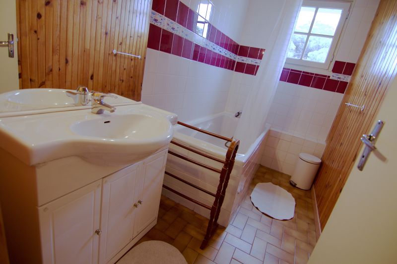 Photo 9 : SALLEDEBAIN d'une maison située à La Couarde-sur-mer, île de Ré.