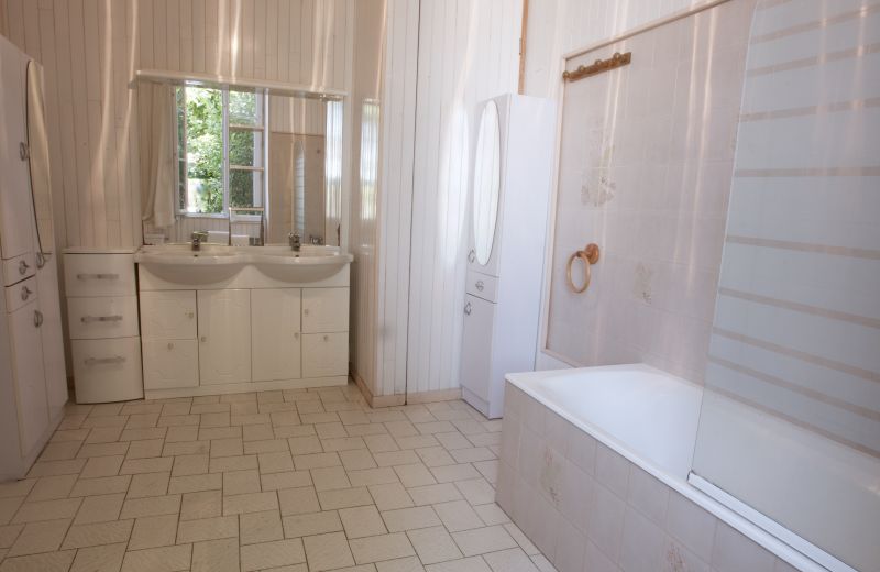 Photo 15 : SALLEDEBAIN d'une maison située à Le Bois-Plage-en-Ré, île de Ré.