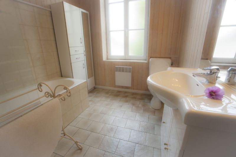 Photo 14 : SALLEDEBAIN d'une maison située à Le Bois-Plage-en-Ré, île de Ré.