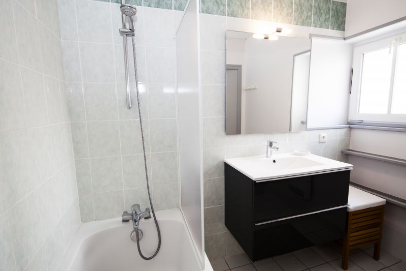 Photo 9 : SALLEDEBAIN d'une maison située à Sainte-Marie-de-Ré, île de Ré.