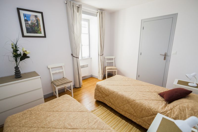 Photo 8 : CHAMBRE d'une maison située à Sainte-Marie-de-Ré, île de Ré.
