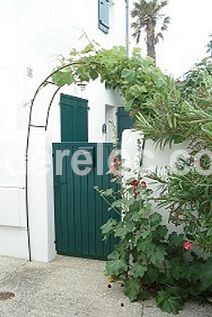 Photo 3 : ENTREE d'une maison située à Saint-Martin-de-Ré, île de Ré.