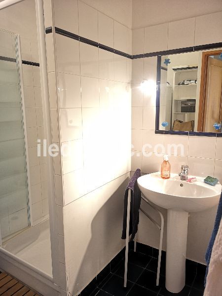 Photo 4 : SALLEDEBAIN d'une maison située à La Couarde-sur-mer, île de Ré.