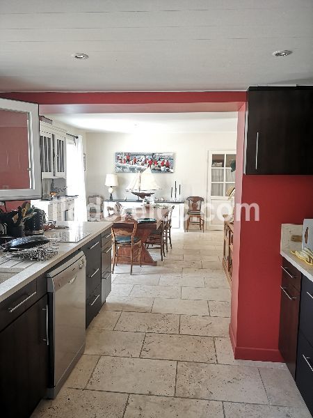 Photo 9 : CUISINE d'une maison située à La Couarde-sur-mer, île de Ré.