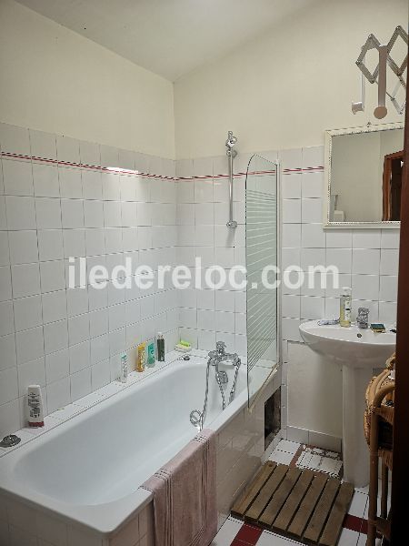 Photo 17 : SALLEDEBAIN d'une maison située à La Couarde-sur-mer, île de Ré.