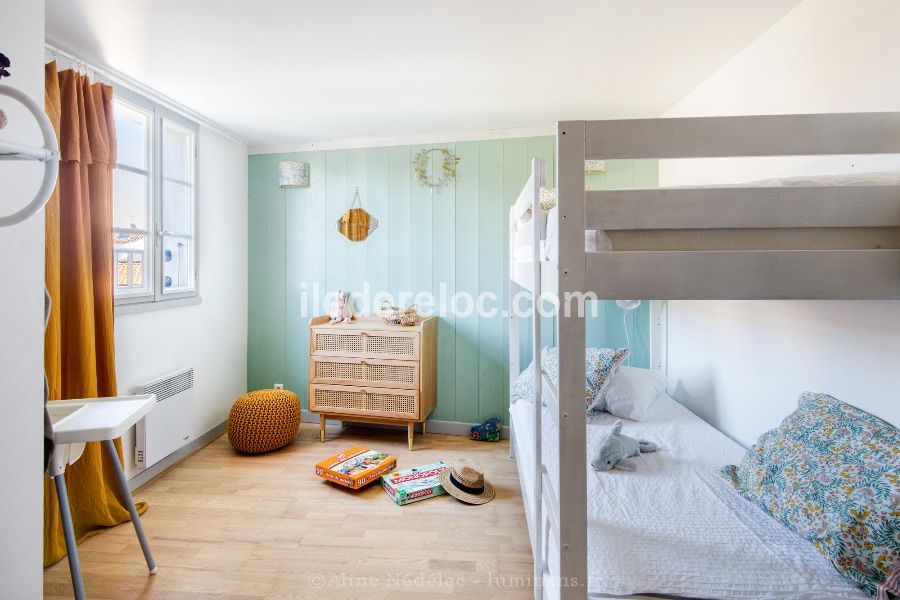 Photo 14 : CHAMBRE d'une maison située à Saint-Martin-de-Ré, île de Ré.
