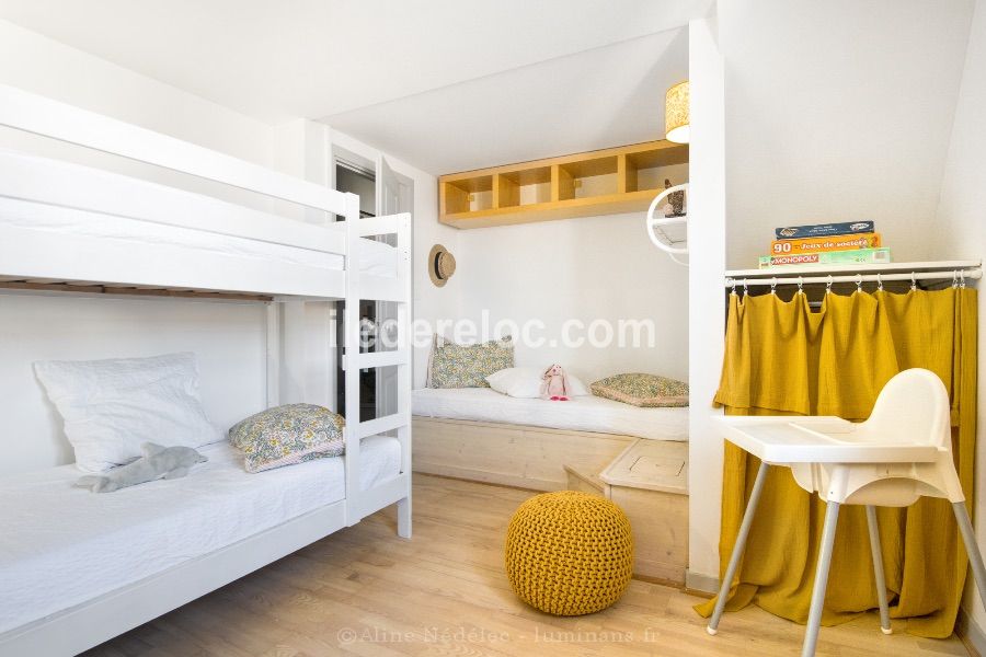 Photo 15 : CHAMBRE d'une maison située à Saint-Martin-de-Ré, île de Ré.