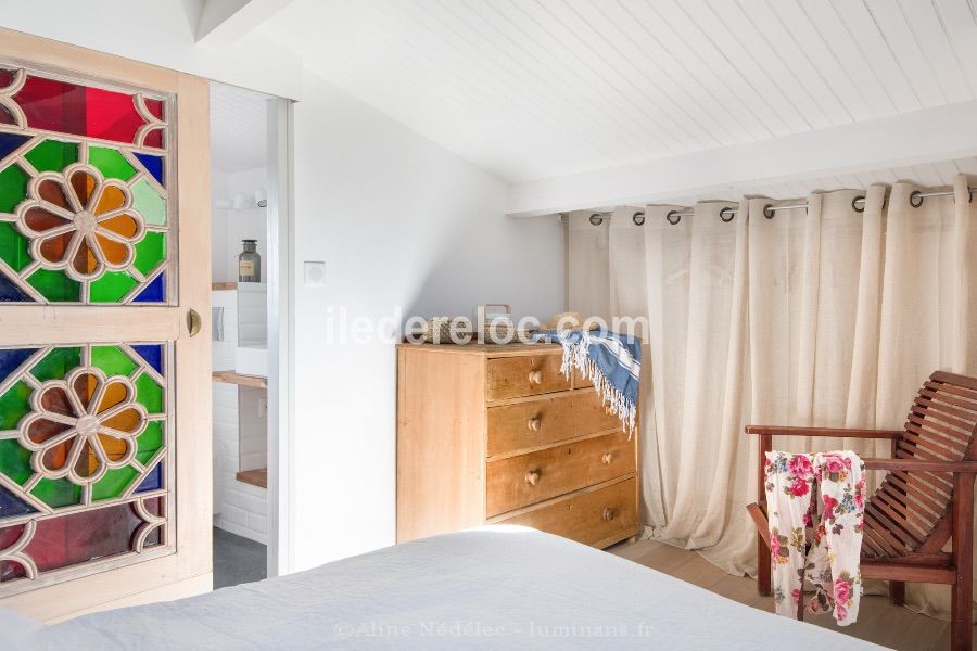 Photo 17 : CHAMBRE d'une maison située à Saint-Martin, île de Ré.