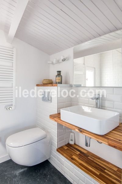 Photo 18 : SALLEDEBAIN d'une maison située à Saint-Martin-de-Ré, île de Ré.