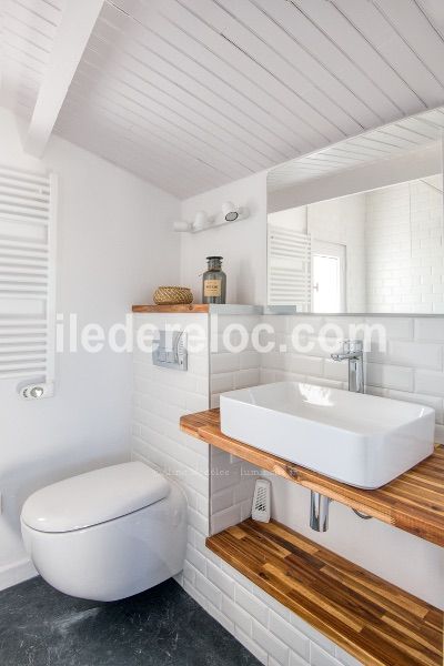 Photo 18 : SALLEDEBAIN d'une maison située à Saint-Martin, île de Ré.