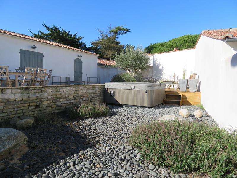 Photo 12 : JARDIN d'une maison située à Le Bois-Plage-en-Ré, île de Ré.