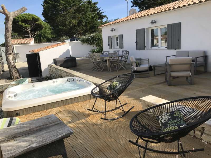 Photo 1 : JARDIN d'une maison située à Le Bois-Plage-en-Ré, île de Ré.