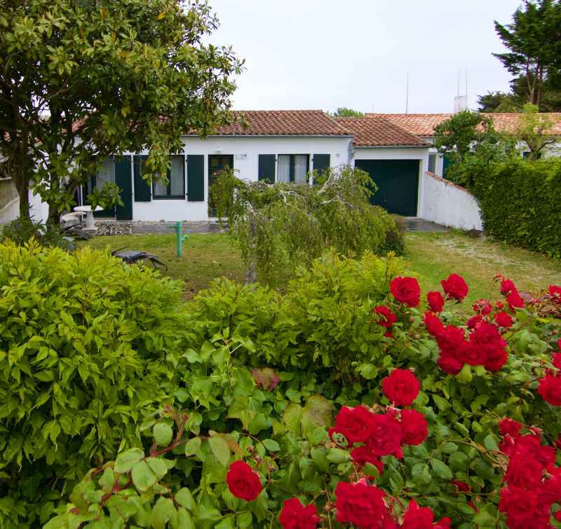 Photo 1 : EXTERIEUR d'une maison située à Le Bois-Plage-en-Ré, île de Ré.