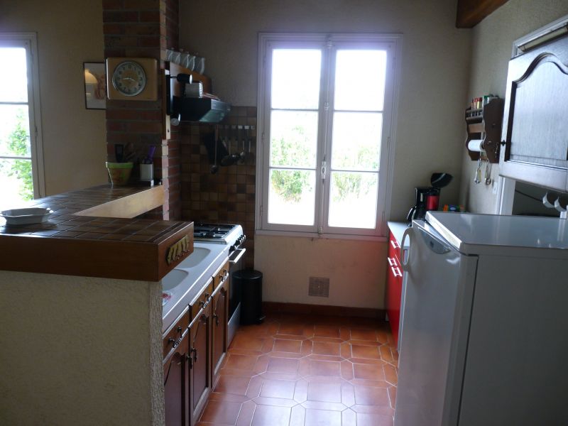 Photo 7 : CUISINE d'une maison située à La Flotte, île de Ré.