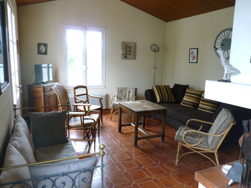 Photo 1 : SEJOUR d'une maison située à La Flotte, île de Ré.