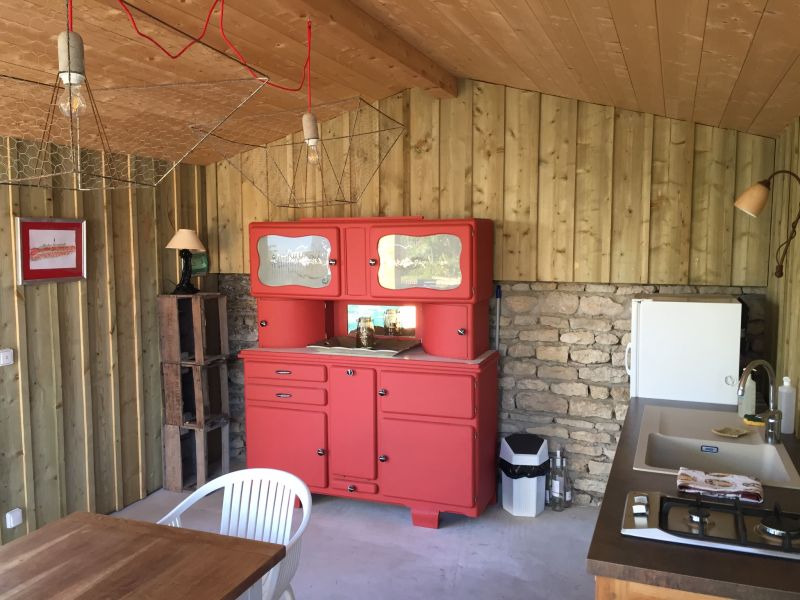 Photo 7 : CUISINE d'une maison située à Saint-Clement, île de Ré.