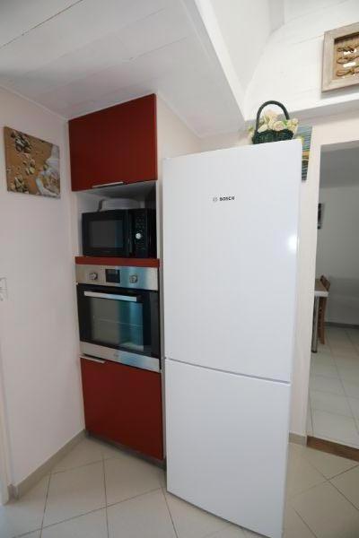 Photo 22 : CUISINE d'une maison située à Les Portes, île de Ré.