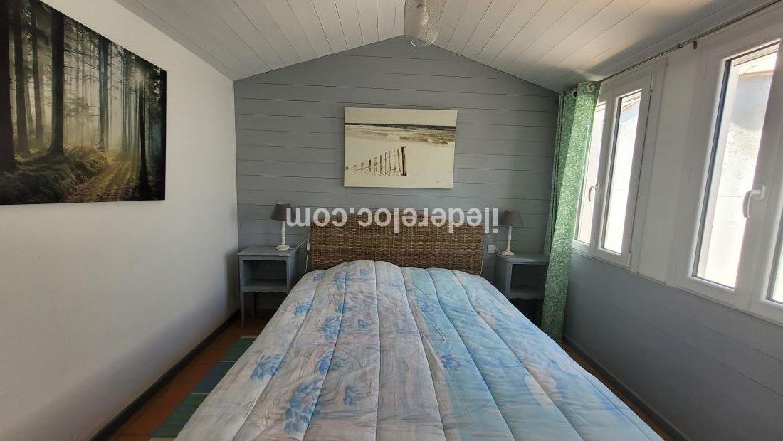 Photo 11 : CHAMBRE d'une maison situ&eacute;e &agrave; Les Portes-en-R&eacute;, &icirc;le de R&eacute;.