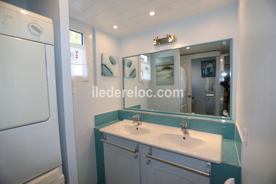 Photo 13 : SALLEDEBAIN d'une maison situ&eacute;e &agrave; Les Portes-en-R&eacute;, &icirc;le de R&eacute;.