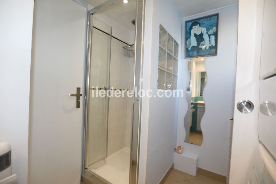 Photo 14 : SALLEDEBAIN d'une maison situ&eacute;e &agrave; Les Portes-en-R&eacute;, &icirc;le de R&eacute;.