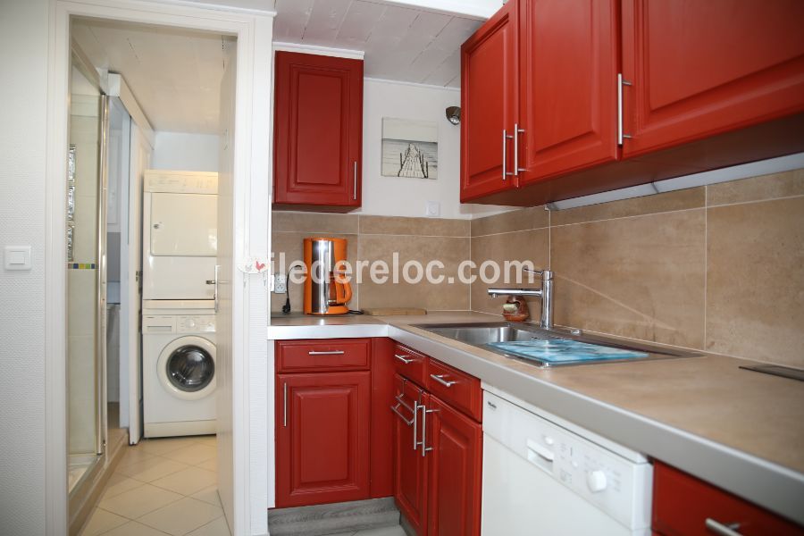Photo 15 : CUISINE d'une maison situ&eacute;e &agrave; Les Portes-en-R&eacute;, &icirc;le de R&eacute;.