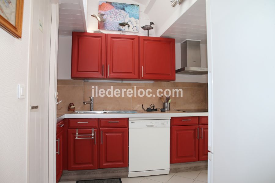 Photo 16 : CUISINE d'une maison situ&eacute;e &agrave; Les Portes-en-R&eacute;, &icirc;le de R&eacute;.