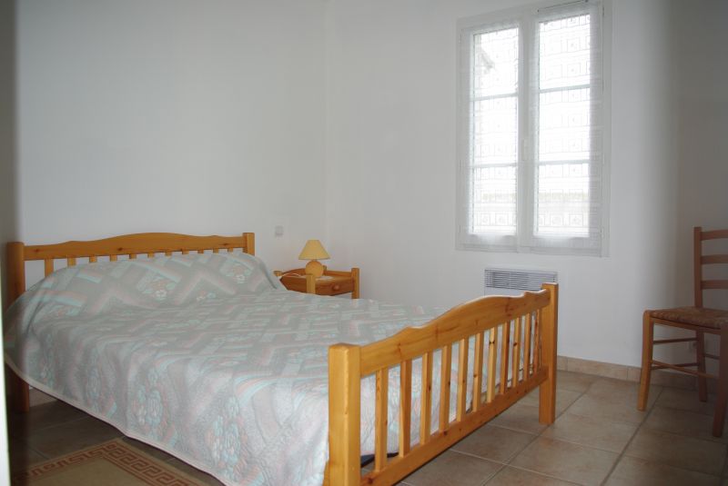 Photo 9 : CHAMBRE d'une maison située à Saint-Clement, île de Ré.