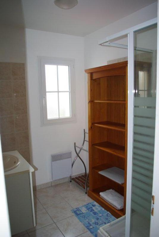 Photo 8 : SALLEDEBAIN d'une maison située à Saint-Clement, île de Ré.