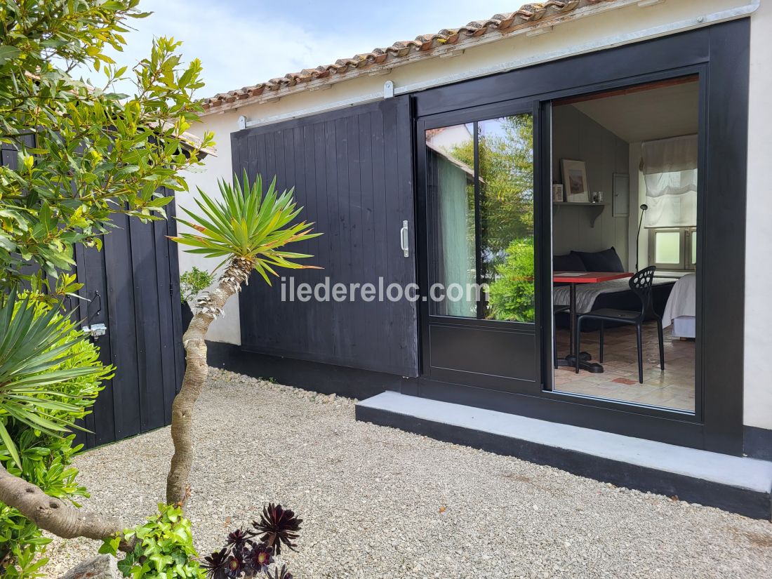 Photo 3 : EXTERIEUR d'une maison située à Saint-Clément-des-Baleines, île de Ré.