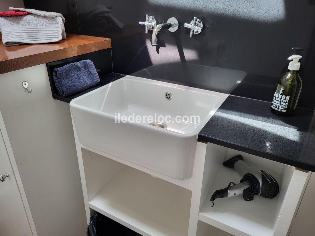 Photo 11 : SALLEDEBAIN d'une maison situ&eacute;e &agrave; Saint-Cl&eacute;ment-des-Baleines, &icirc;le de R&eacute;.