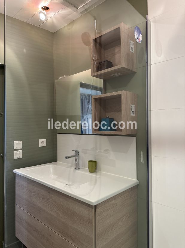Photo 26 : SALLEDEBAIN d'une maison située à La Flotte-en-Ré, île de Ré.