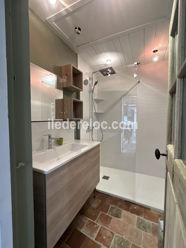 Photo 29 : SALLEDEBAIN d'une maison située à La Flotte-en-Ré, île de Ré.