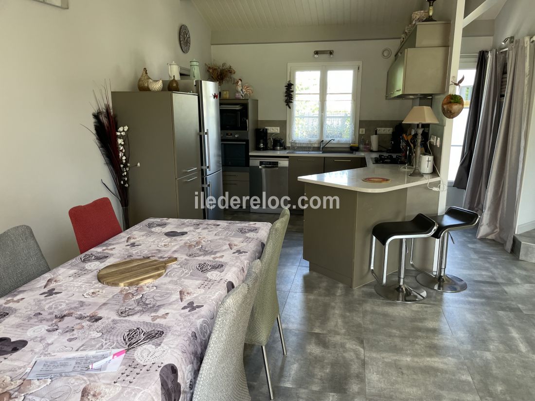 Photo 10 : CUISINE d'une maison située à Le Bois-Plage, île de Ré.