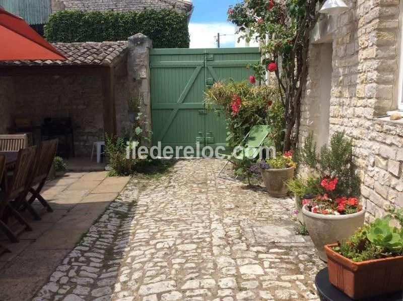 Photo 1 : EXTERIEUR d'une maison située à Sainte-Marie, île de Ré.